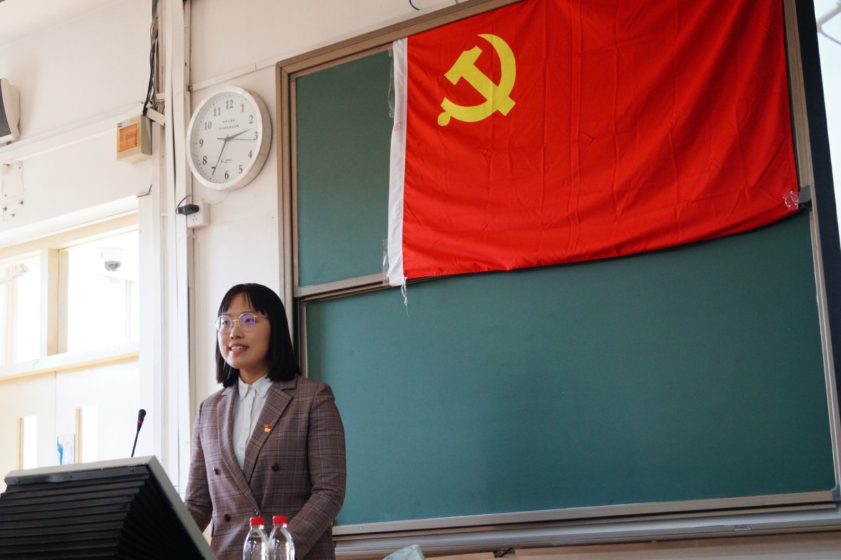 图片包含 人, 室内, 女人, 笔记本

描述已自动生成