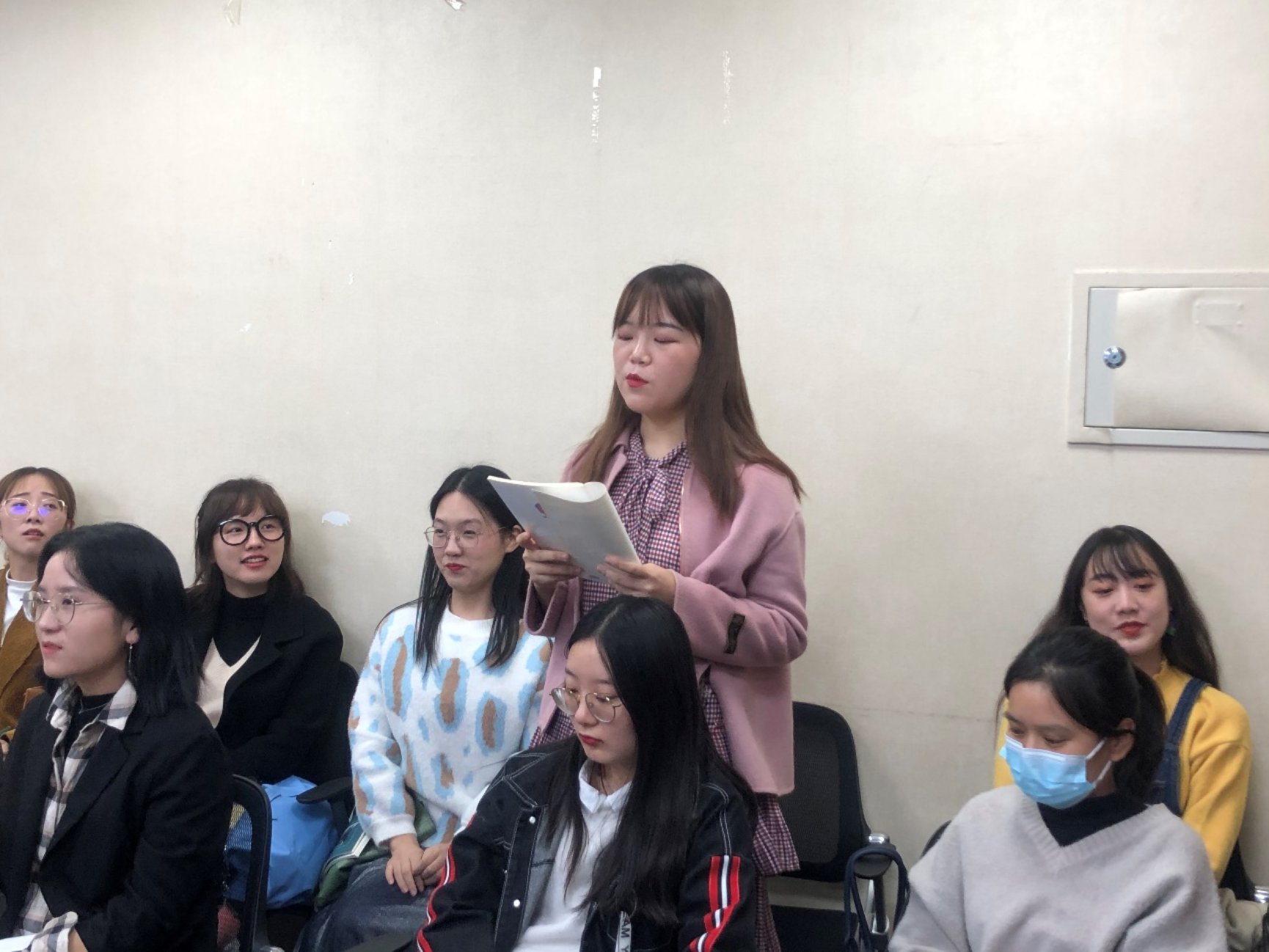 一群人站在人的照片

描述已自动生成