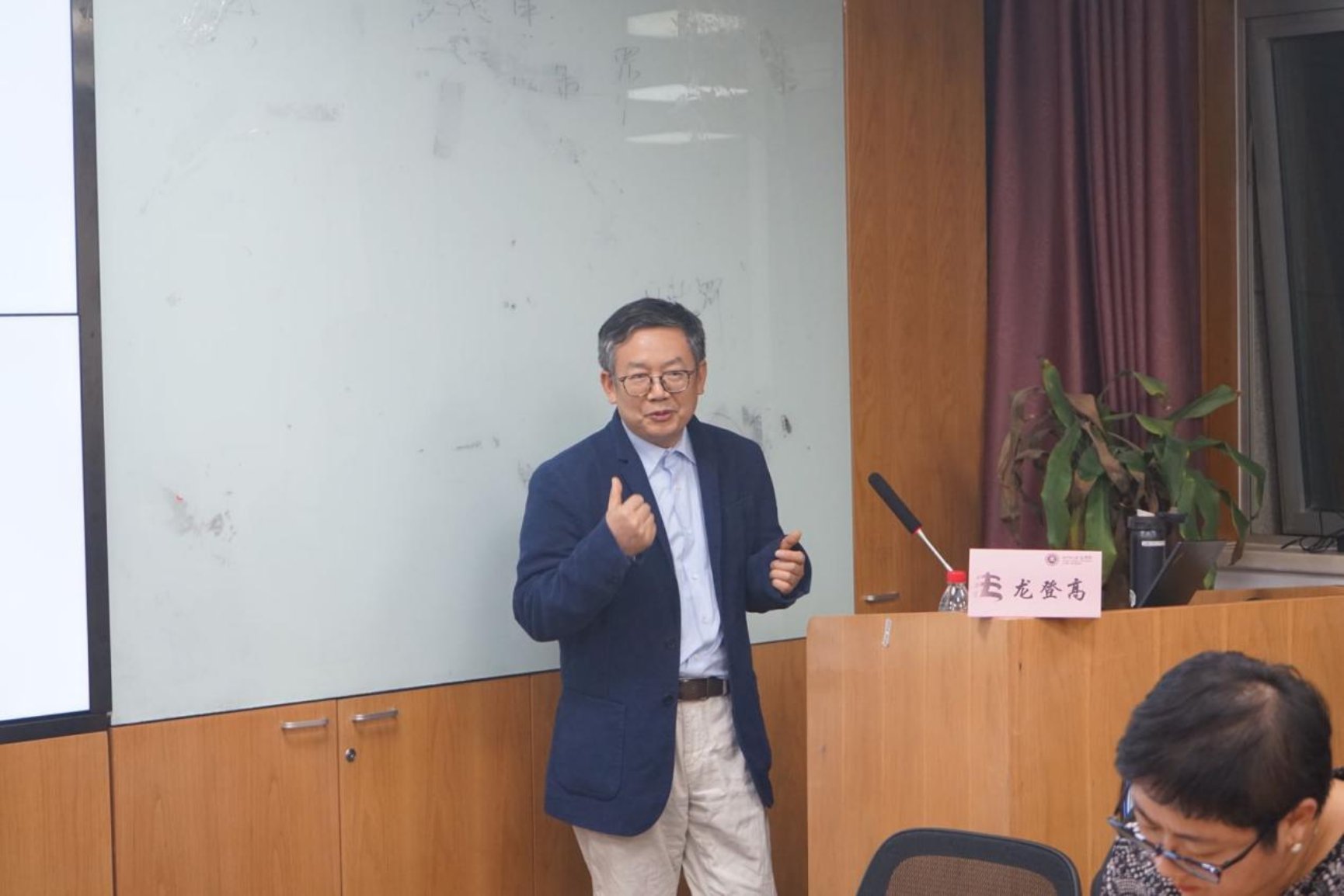 男人站在房间里

中度可信度描述已自动生成