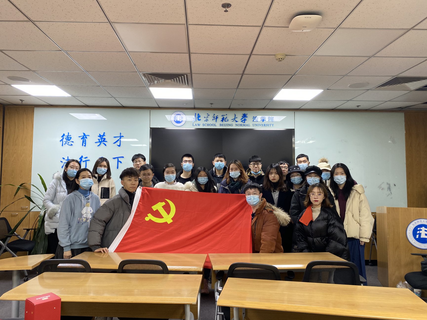 会议室里的人们

描述已自动生成