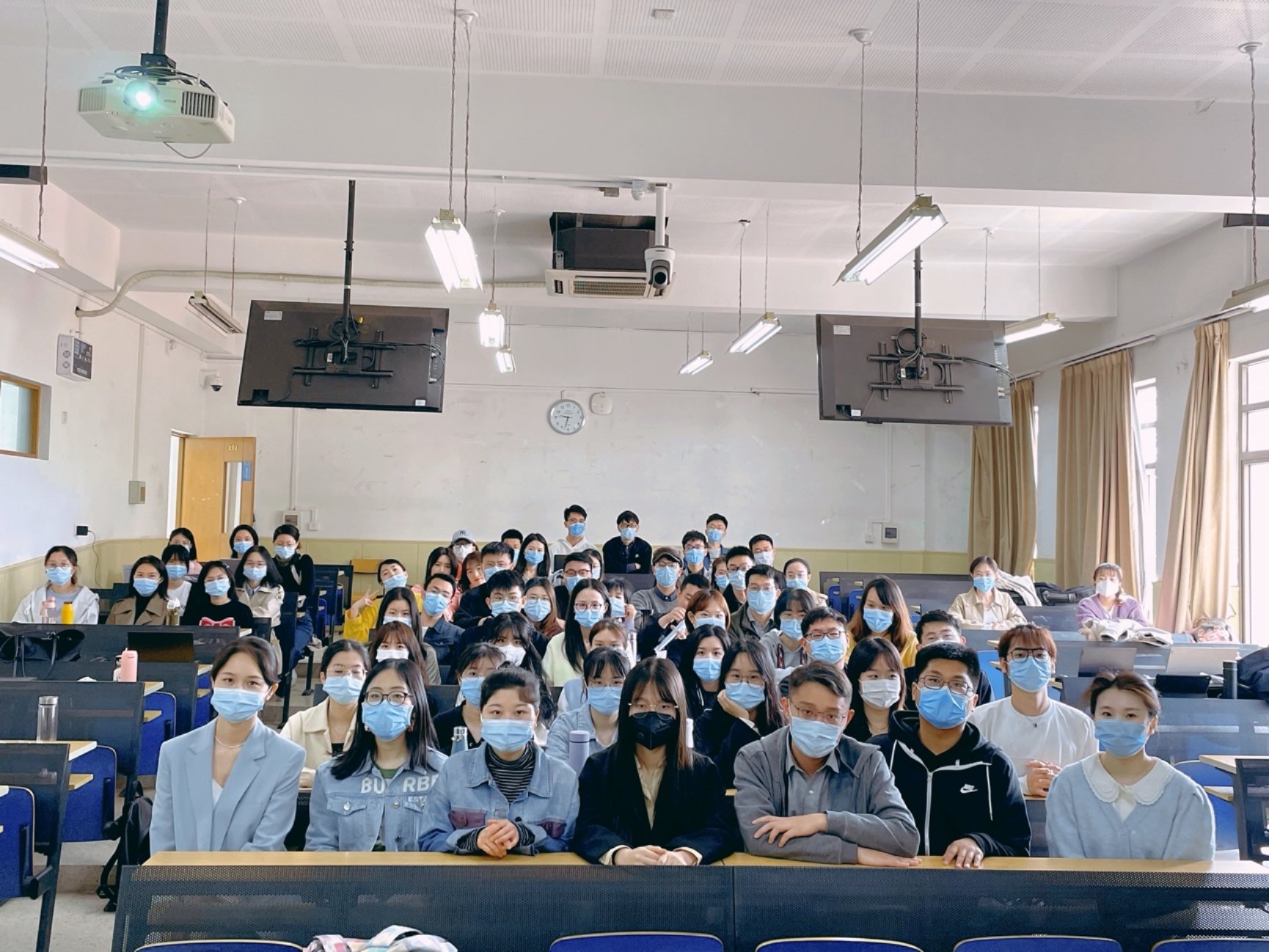 图片包含 室内, 人, 大, 前

描述已自动生成