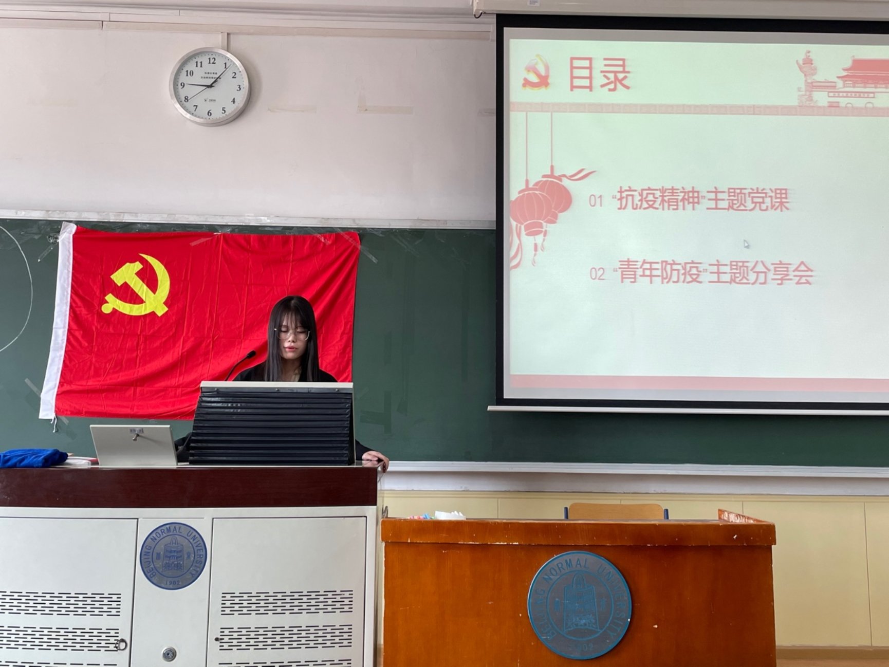 桌子上放着电视

中度可信度描述已自动生成