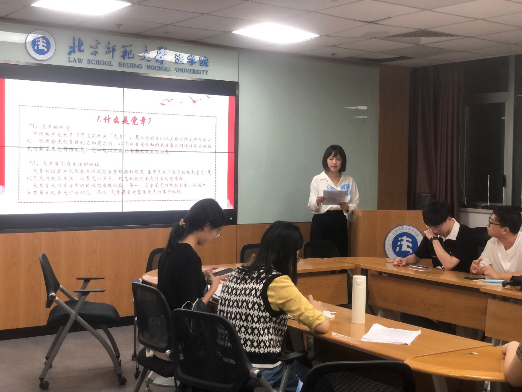 会议室里的人们

描述已自动生成