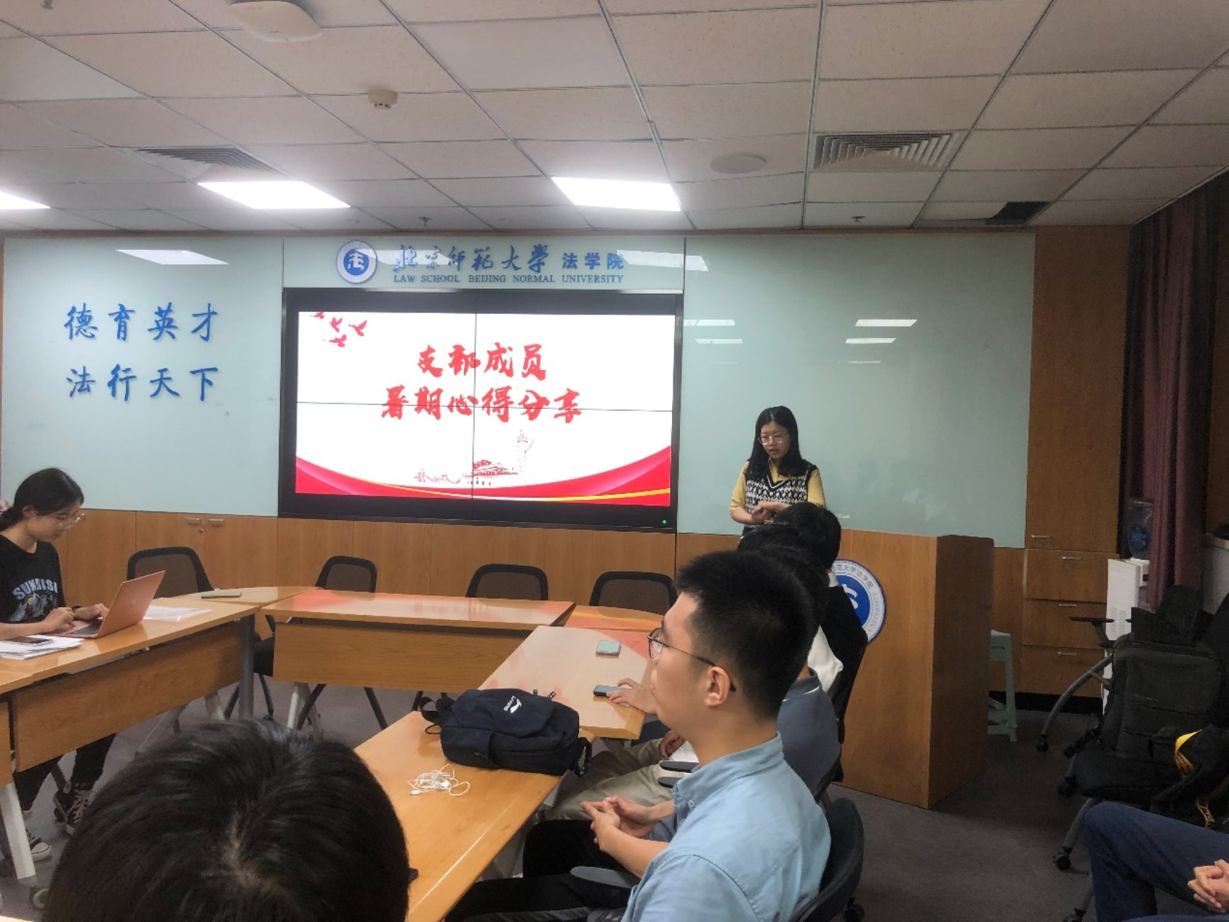 会议室里的人们

描述已自动生成