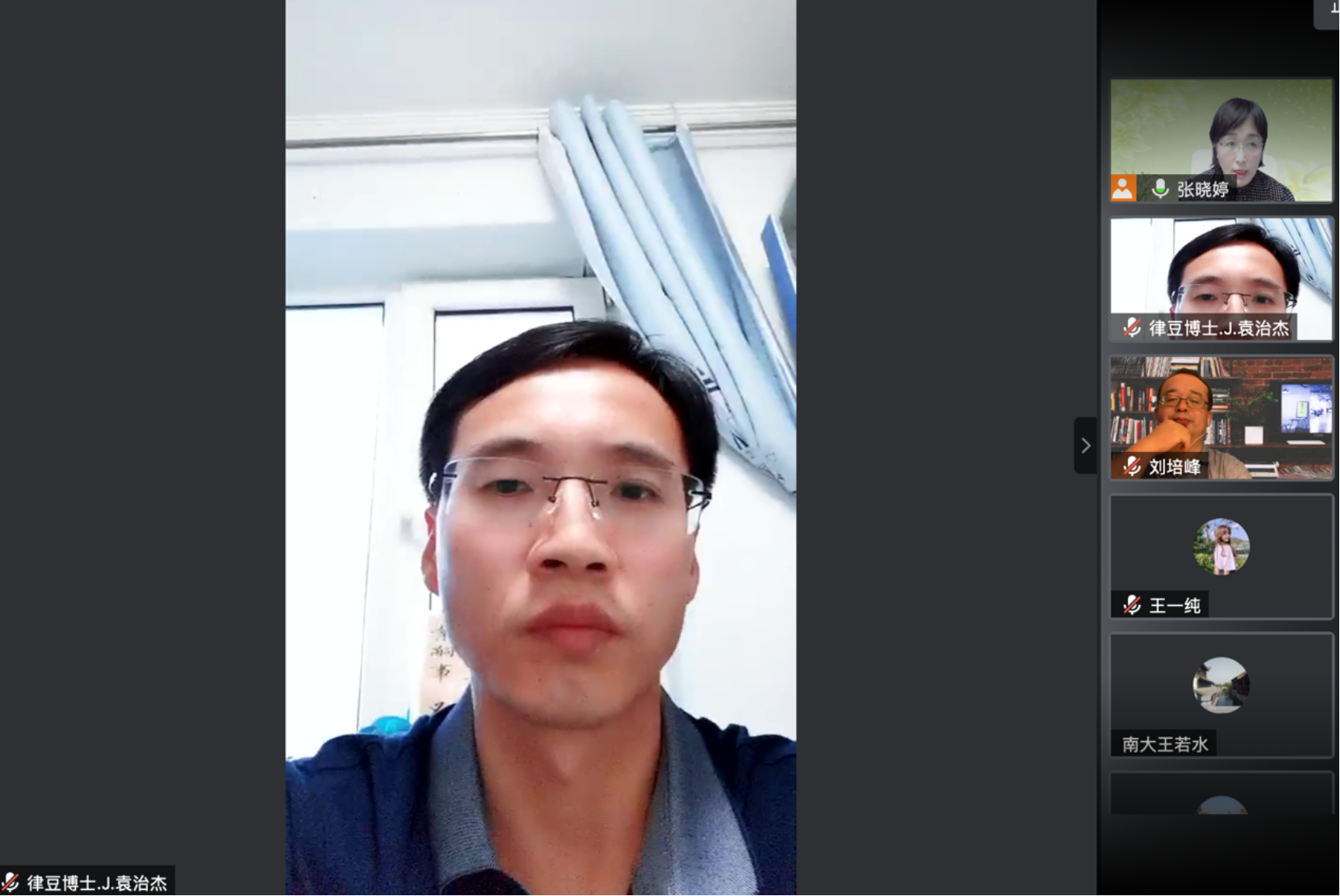 电视前的人

描述已自动生成