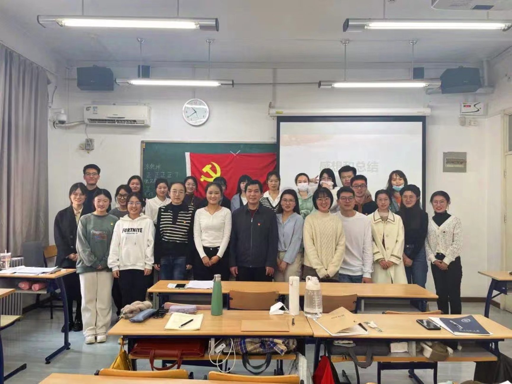 会议室里的人们

描述已自动生成