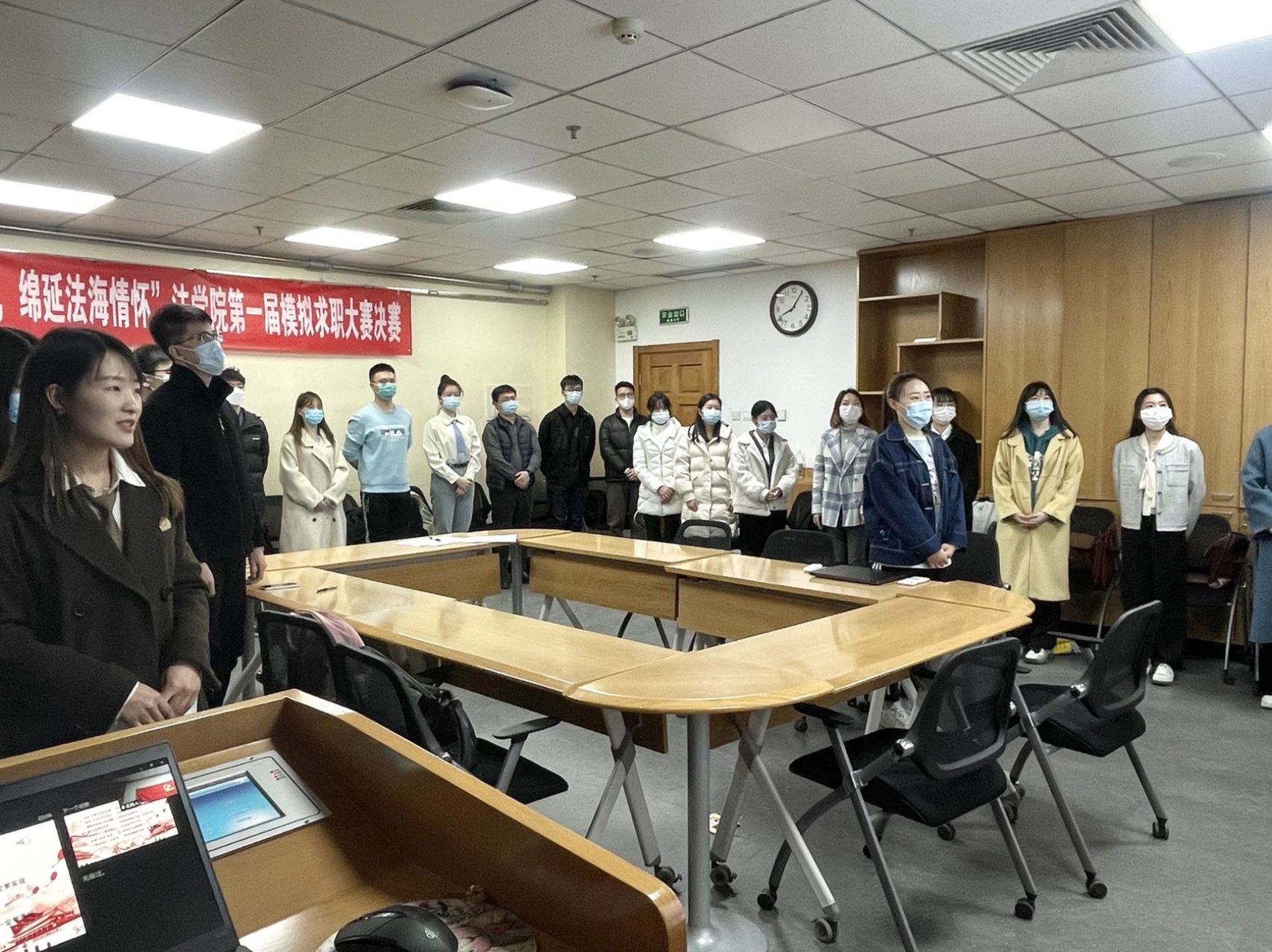 会议室里的人们

描述已自动生成