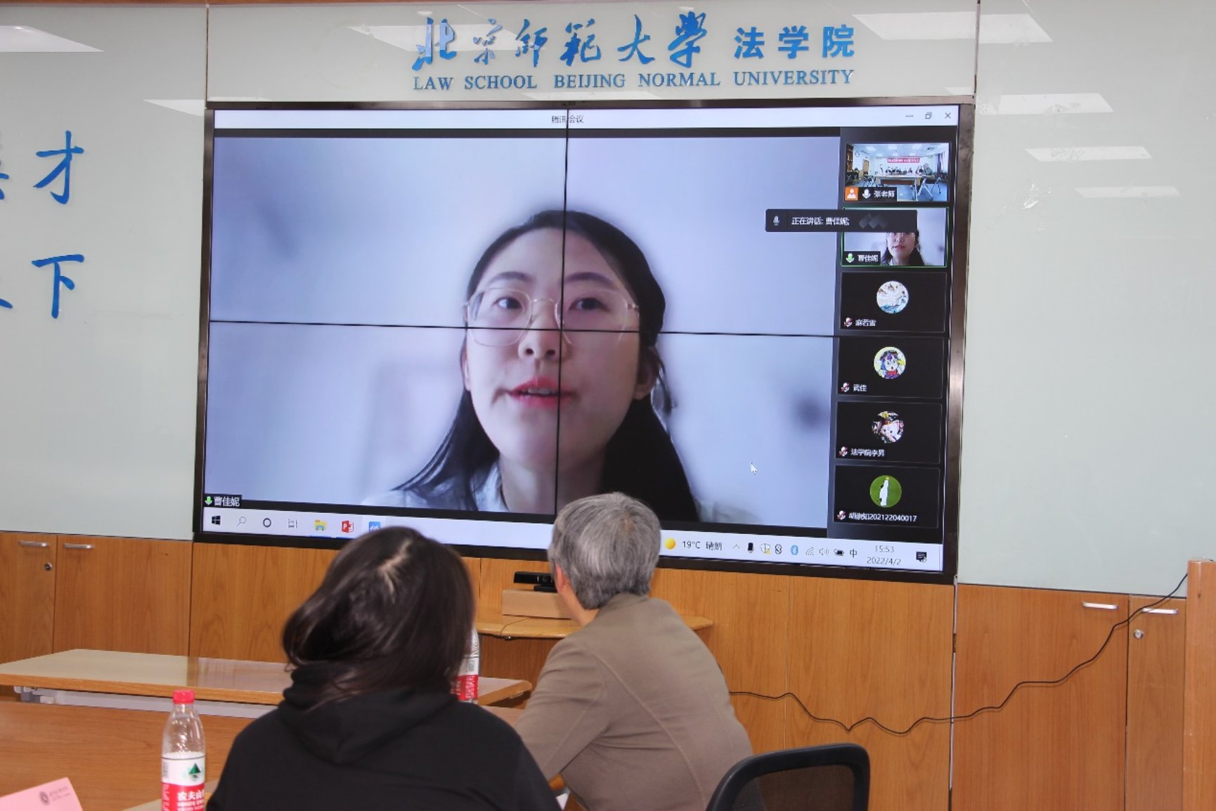 图片包含 室内, 人, 女人, 小孩

描述已自动生成