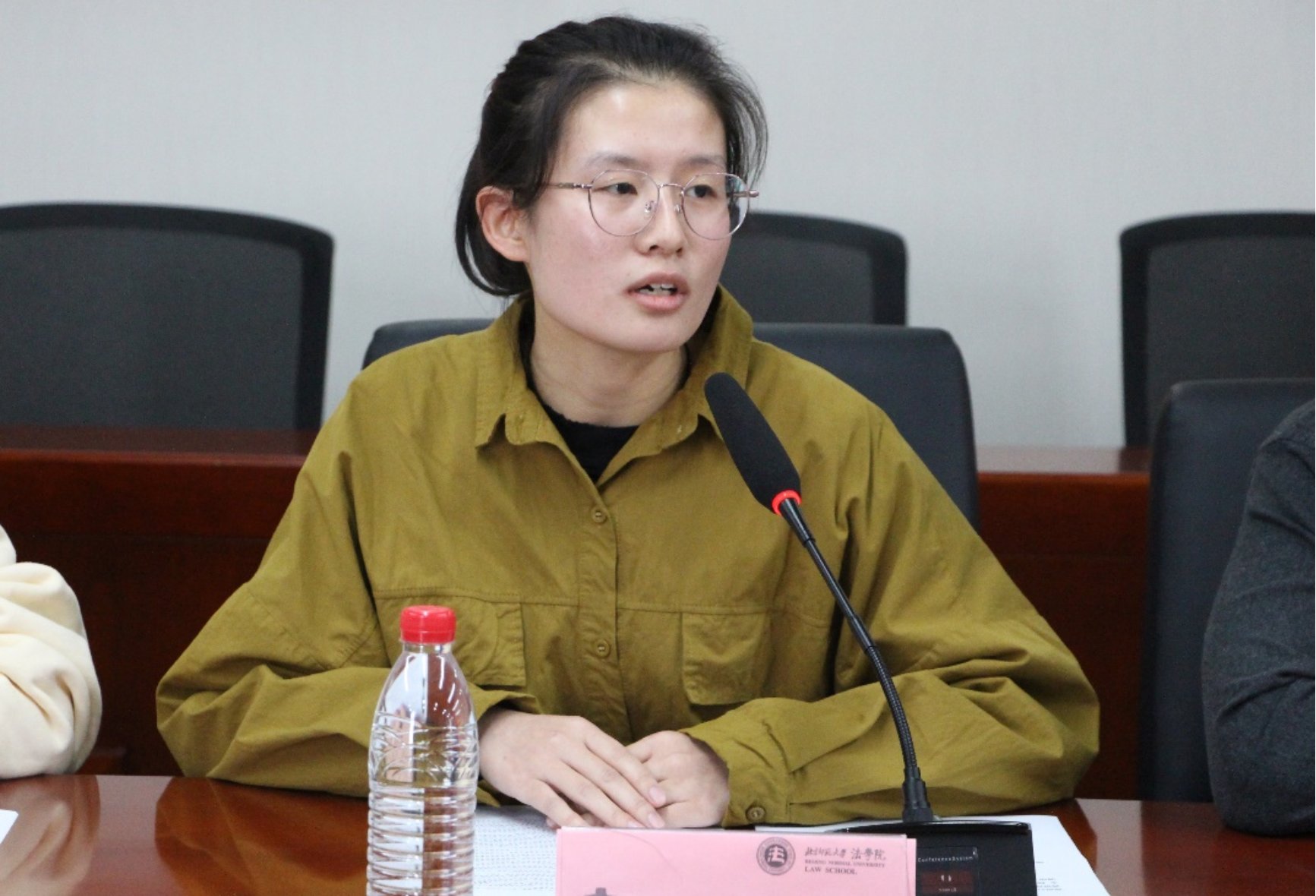 男人和女人坐在桌子边

中度可信度描述已自动生成