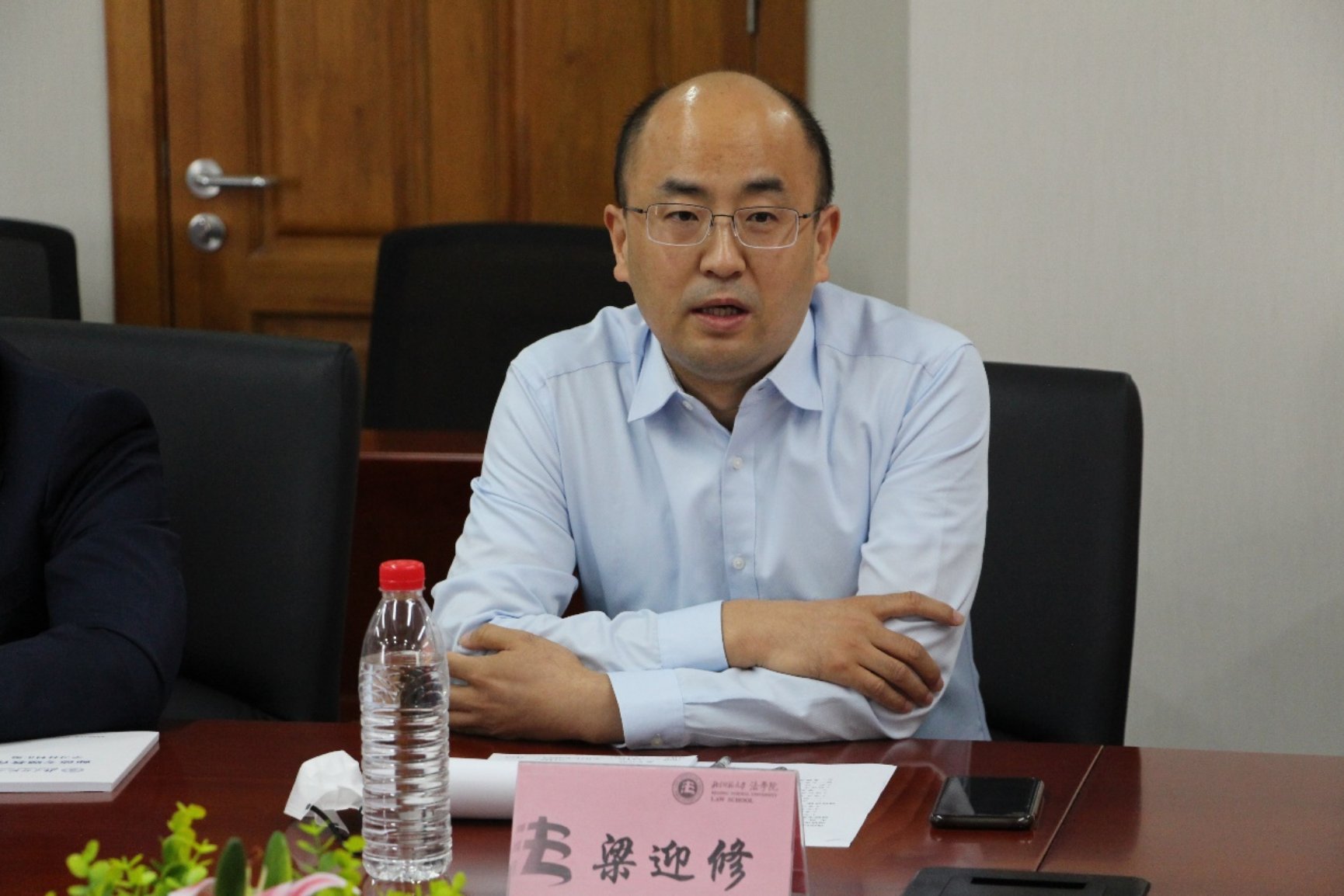 人坐在桌子前

描述已自动生成