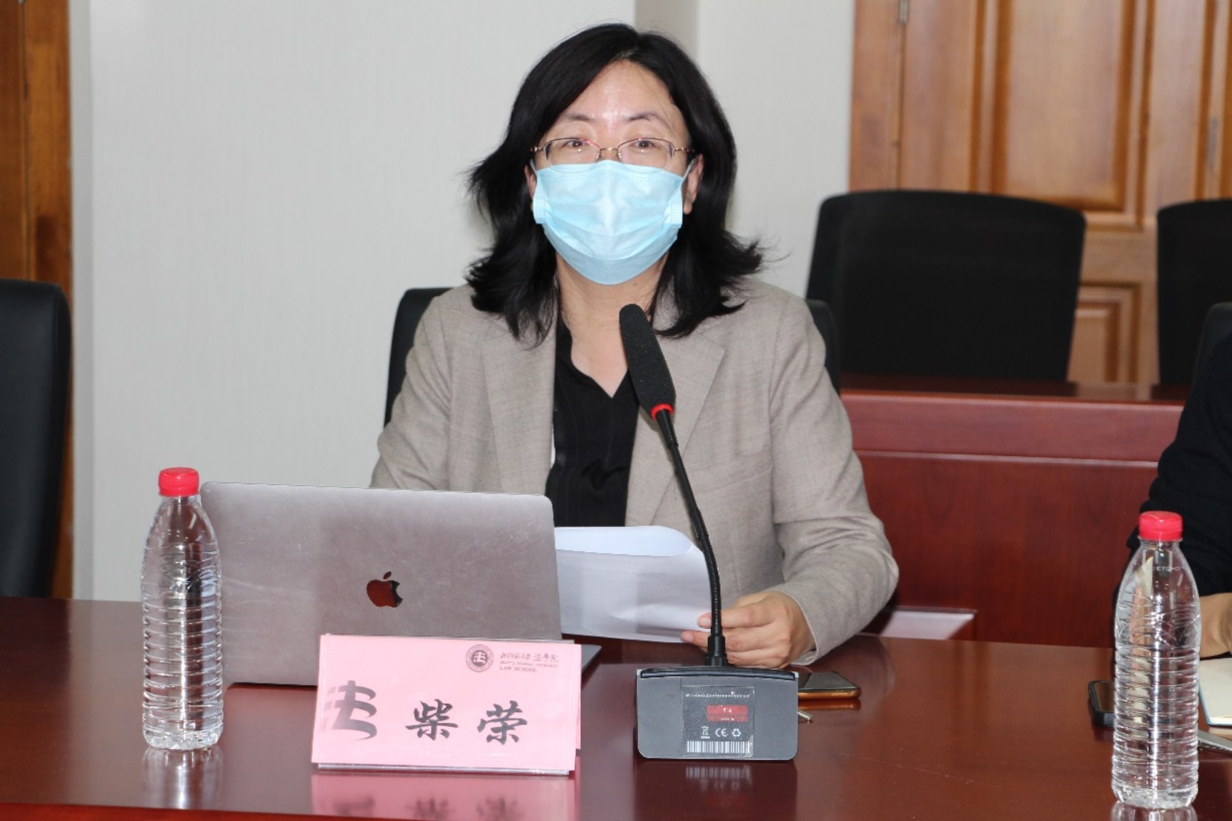 女人拿着手机

中度可信度描述已自动生成